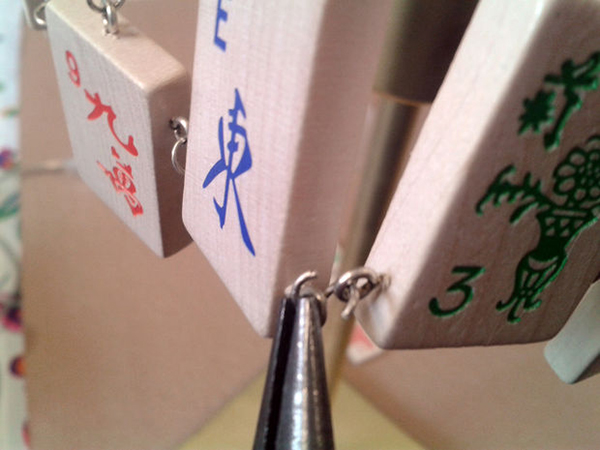 燈飾DIY:缺口的麻將別扔 鉆個口變成特色傳統(tǒng)燈罩